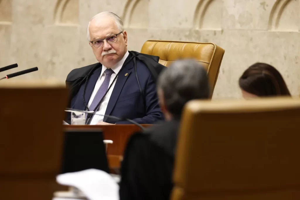 Edson Fachin vai comandar processos sobre Alexandre de Moraes e André Mendonça em meio à crise no STF