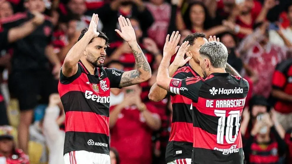 Flamengo vence o Corinthians e reassume a liderança do Brasileirão