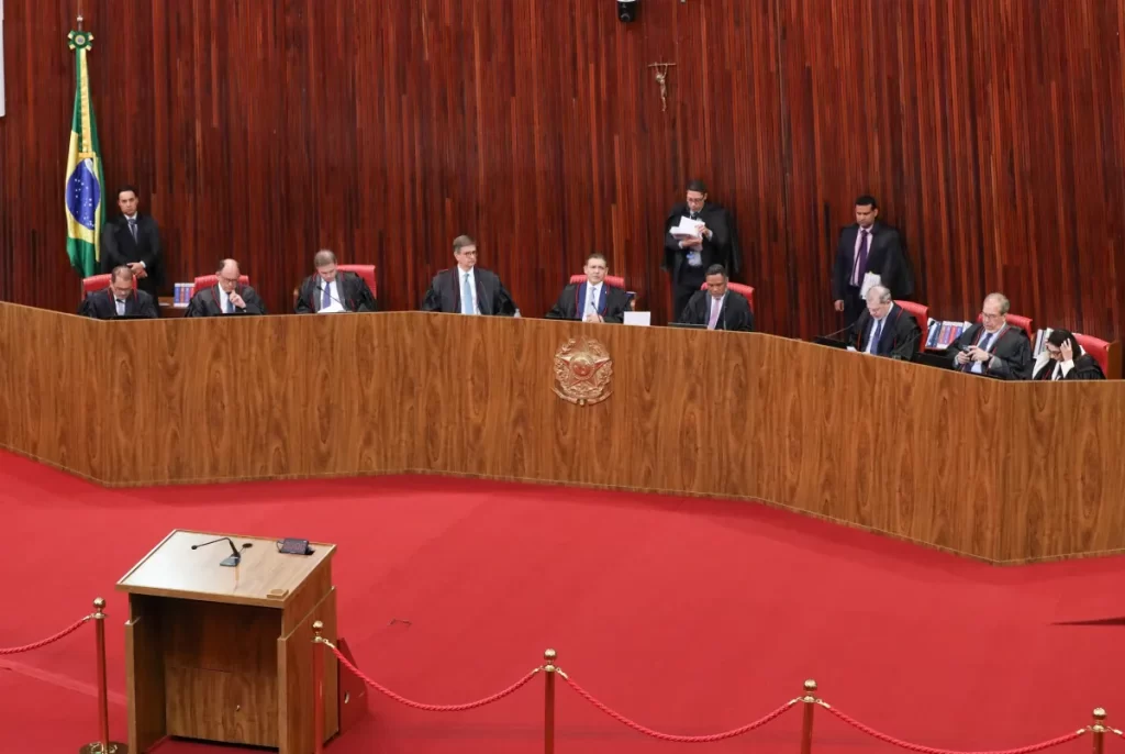 TSE tem 3 a 0 para proibir posts sobre fake news de Nossa Senhora Aparecida