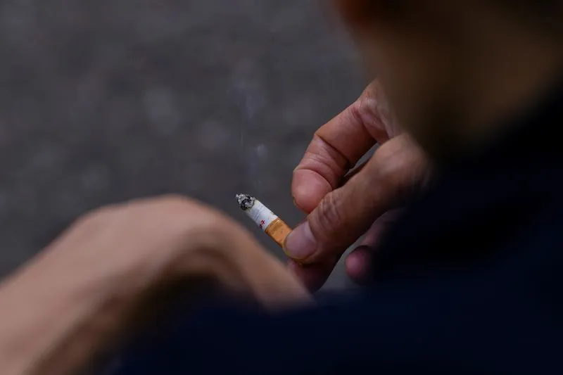 Fumar pode causar ataques cardíacos e derrames. Muitos fumantes não sabem