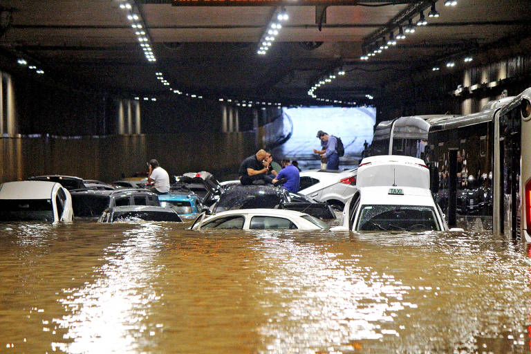 Chuva alaga ruas do centro e deixa um morto na zona norte de São Paulo
