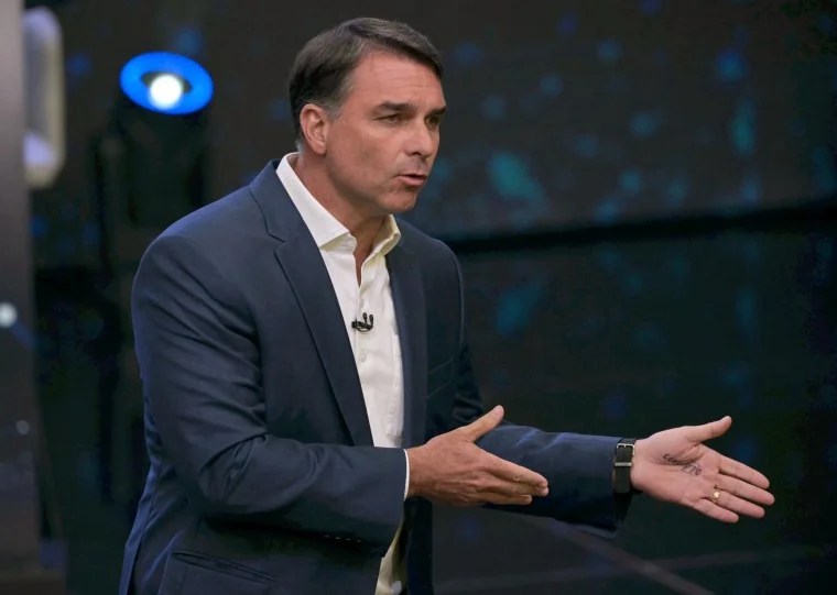 Flávio Bolsonaro pede a Alexandre de Moraes acesso à investigação que preocupa campanha