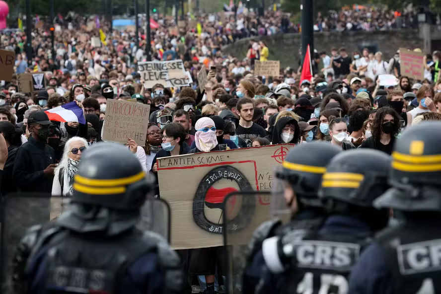 Protestos na França escalam após adolescente perder a mão em confrontos