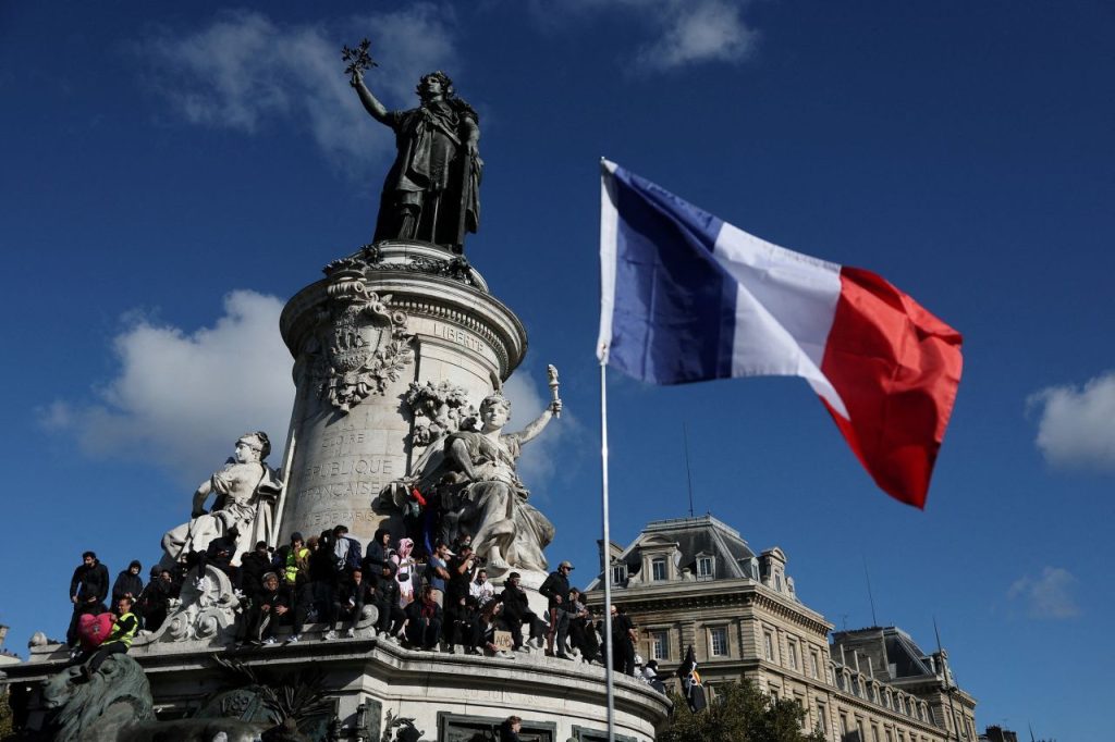Onda de protestos na França gera embates violentos e mais de 100 prisões