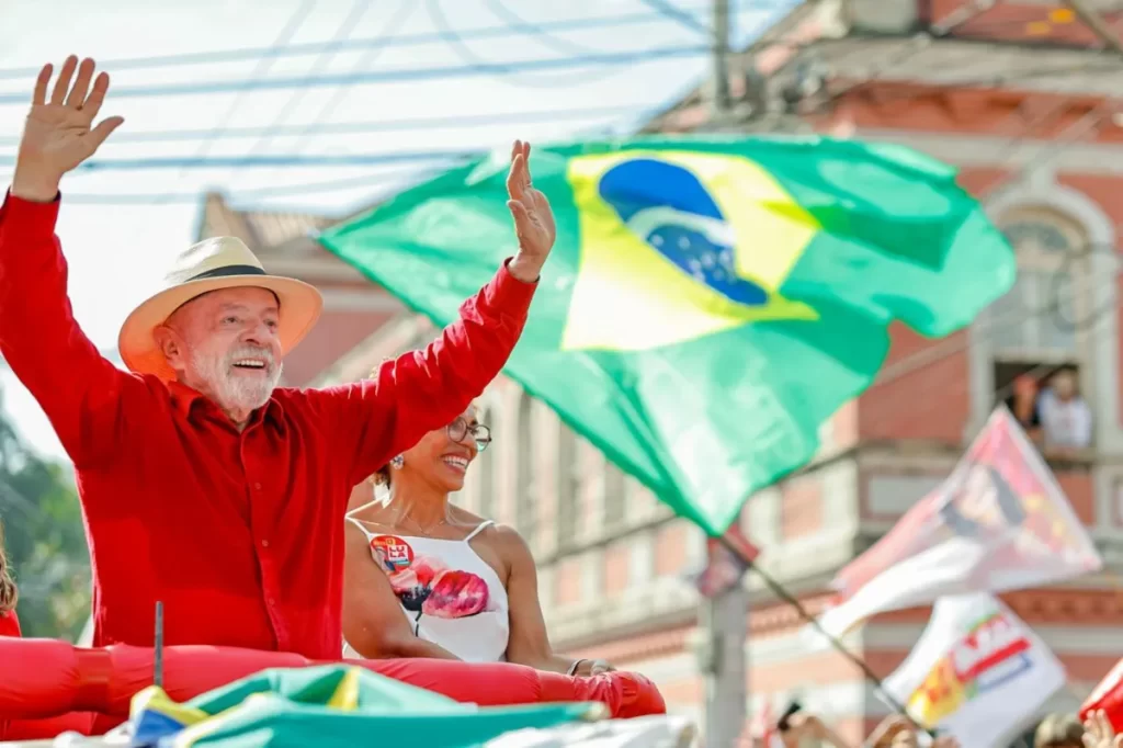 Com virada inédita, Lula é reeleito para o 4º mandato como presidente do Brasil