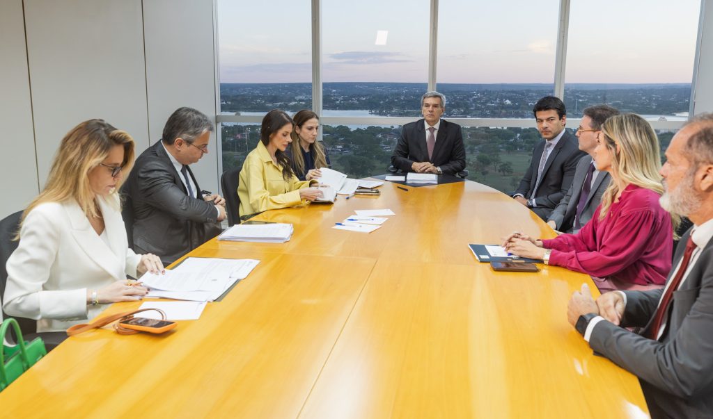TSE ouve com Meta e campanhas de Lula e Flávio Bolsonaro sobre tratamento igualitário nas plataformas digitais