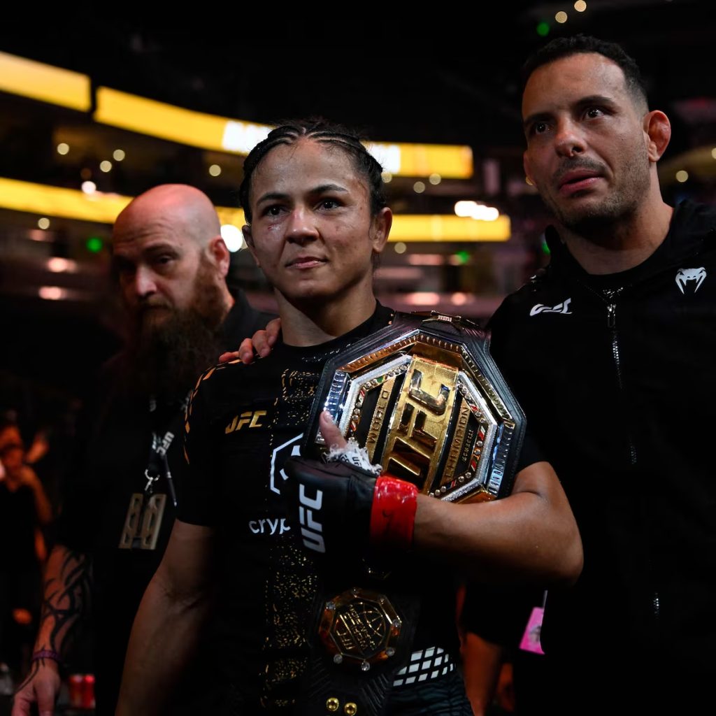 Natália Silva bate chinesa e leva o cinturão inédito para o Brasil no UFC