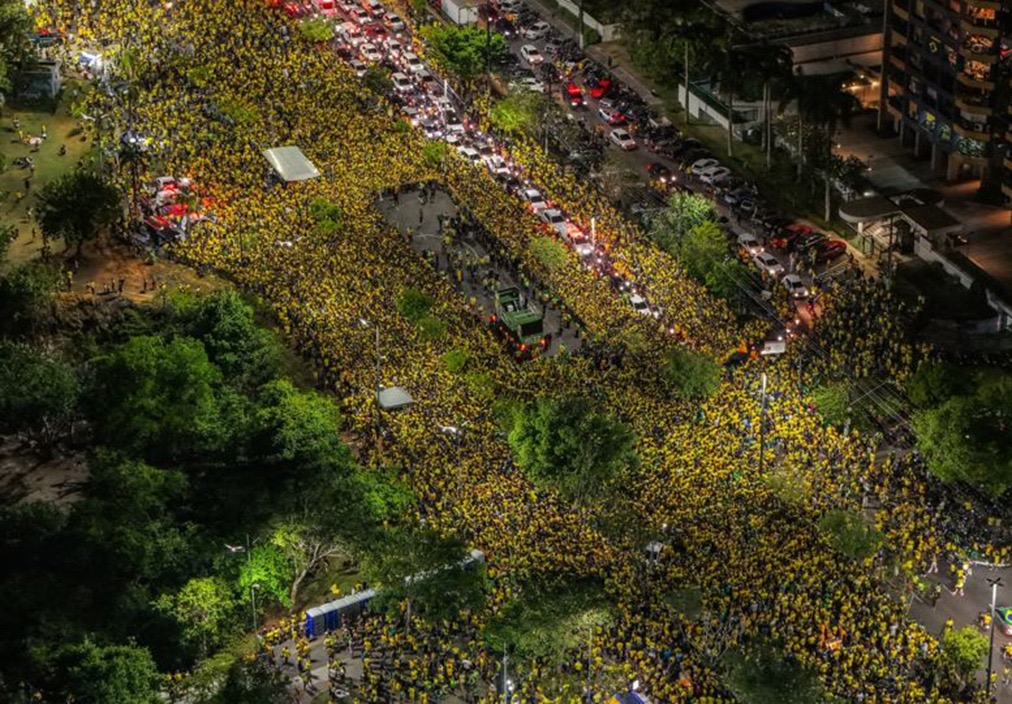 Bloquinho do 22 reúne multidão com Flávio Bolsonaro e Nikolas Ferreira em Manaus