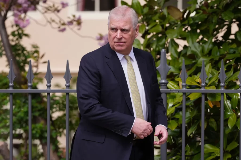 Após prisão ligada ao caso Epstein, irmão do rei Charles processa polícia britânica
