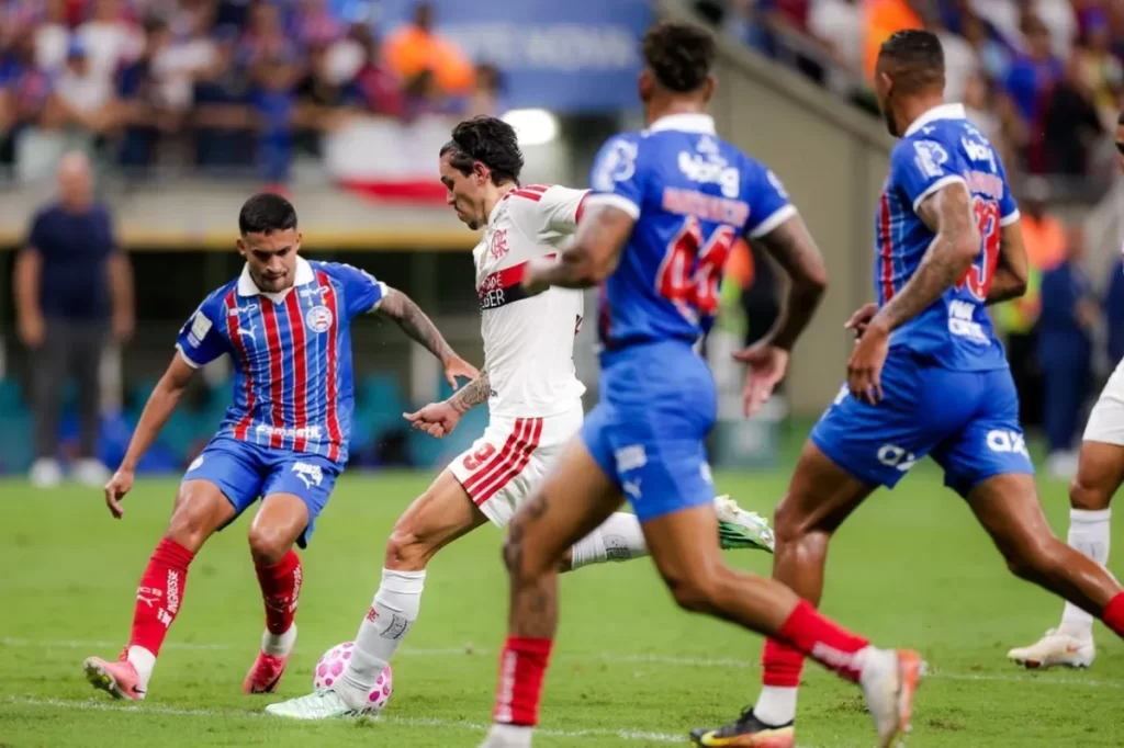 Flamengo domina, vence Bahia e retoma liderança do Brasileirão