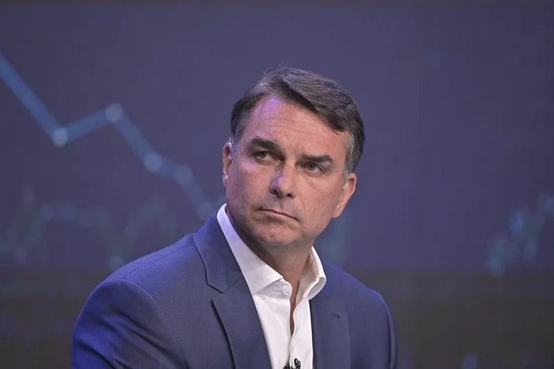 Políca Federal cancela passaportes de Flávio Bolsonaro após decisão de Alexandre de Moraes