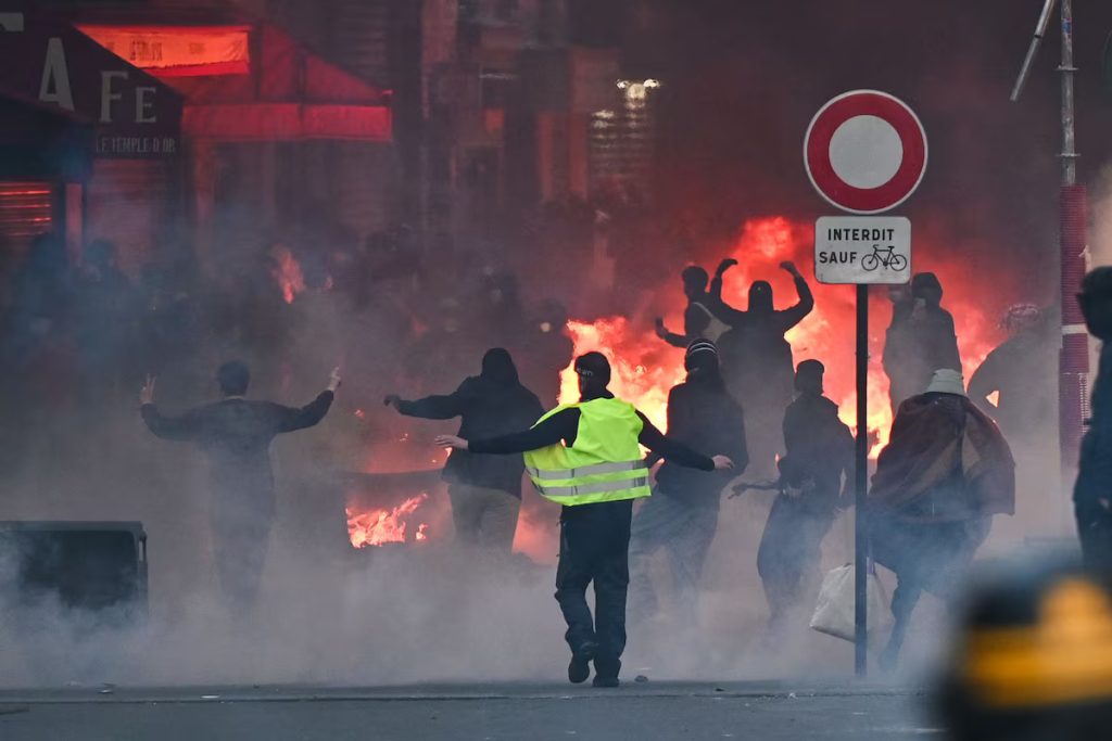 Governo francês pede toque de recolher após onda de violência em protestos