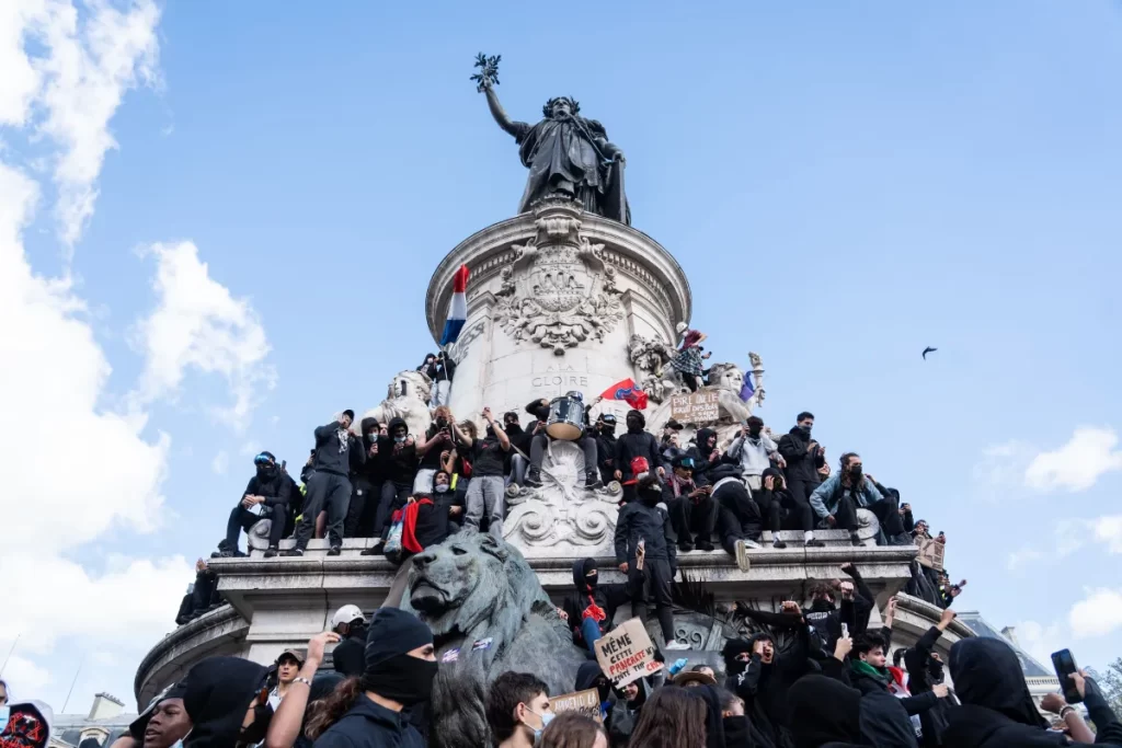 Protestos se espalham pela Europa e pressionam governos a escolhas difíceis