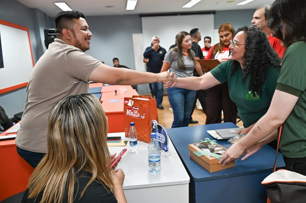 Sebrae Amazonas aproxima pequenas empresas de grandes compradores em rodada de negócios