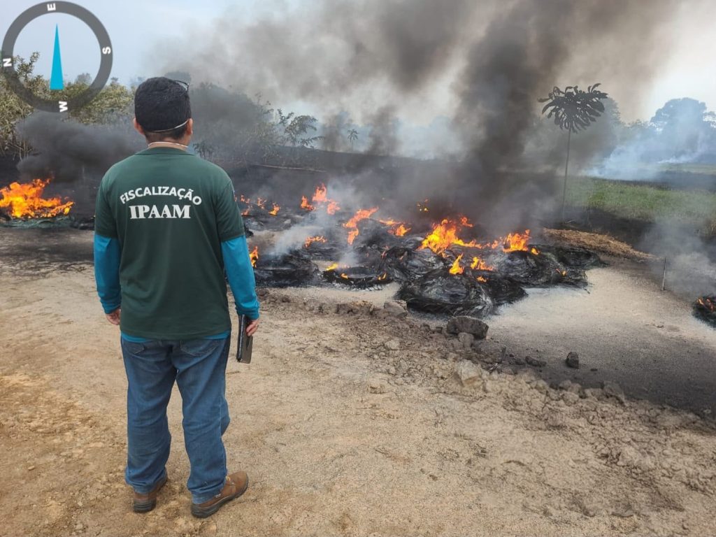 Ipaam multa proprietário de terreno em R$ 100 mil após incêndio e queima de pneus em terreno no Careiro da Várzea