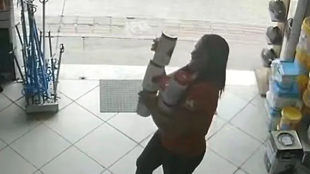 Suspeita de feminicídio separando soda cáustica em loja de MG