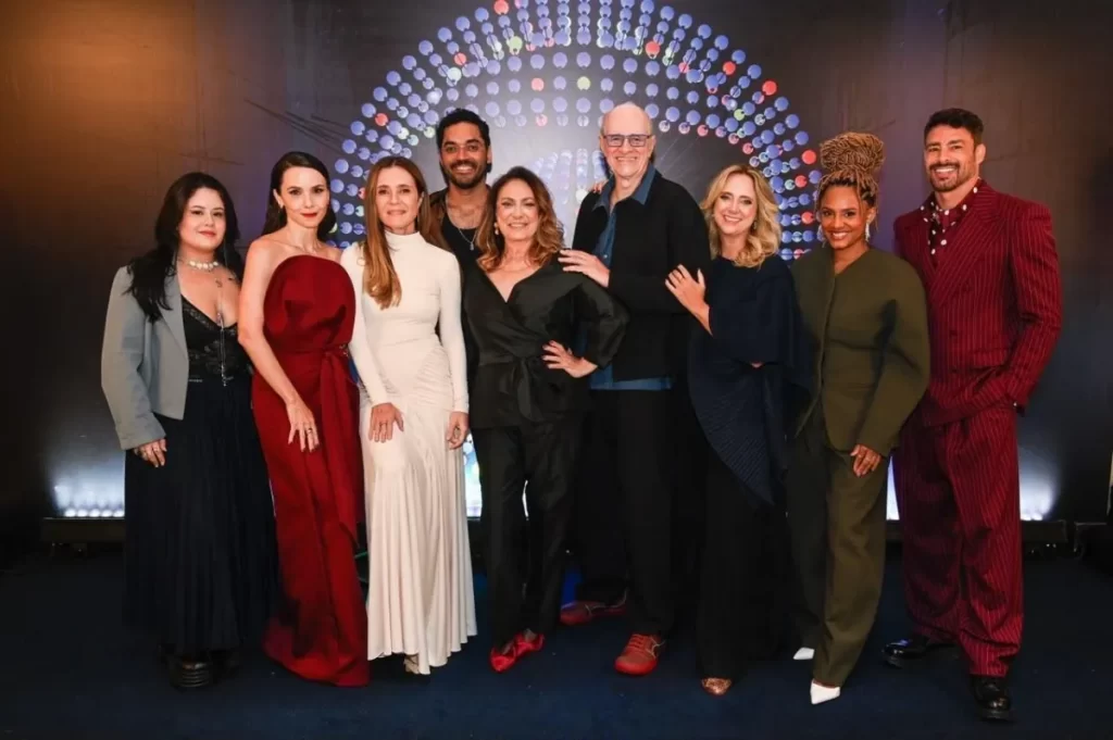 Elenco de “Avenida Brasil 2” se reúne pela primeira vez em público