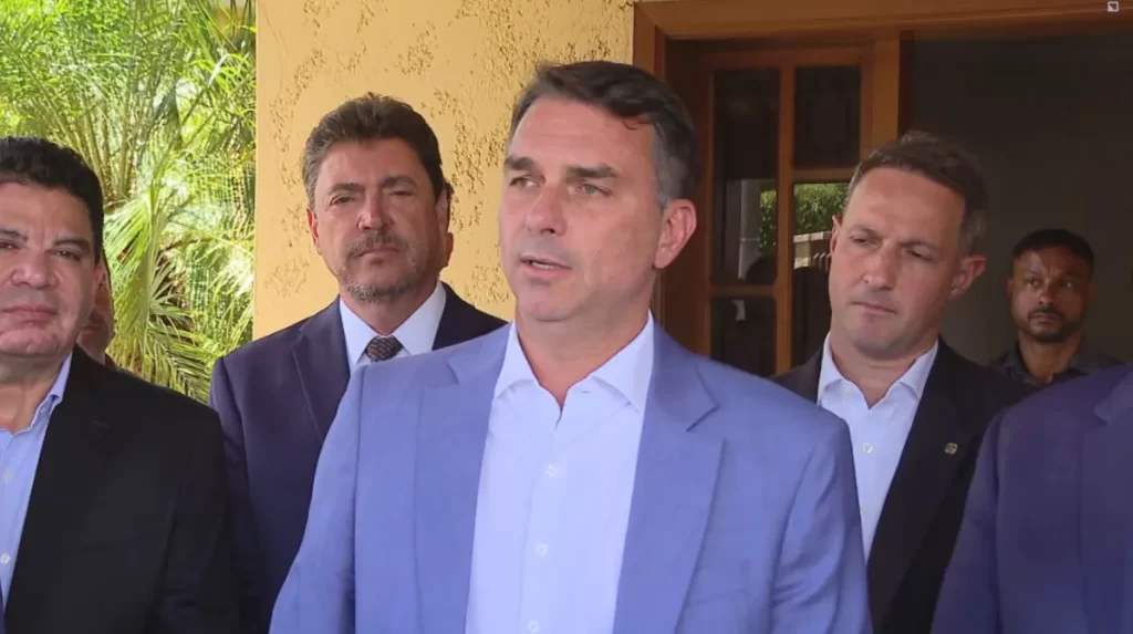 Flávio Bolsonaro diz que mudanças na Constituição miram STF, redução da maioridade e reforma tributária