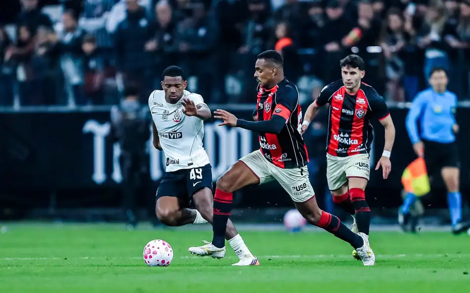 Corinthians empata com Vitória e evita nona derrota seguida no Brasileirão