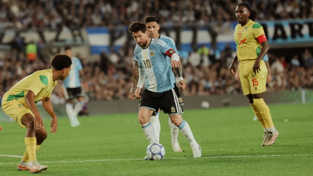 Messi se despede da seleção argentina com gol, assistências e muita emoção