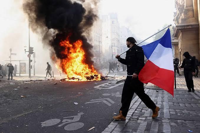 França proíbe protestos em várias cidades após onda de violência no fim de semana