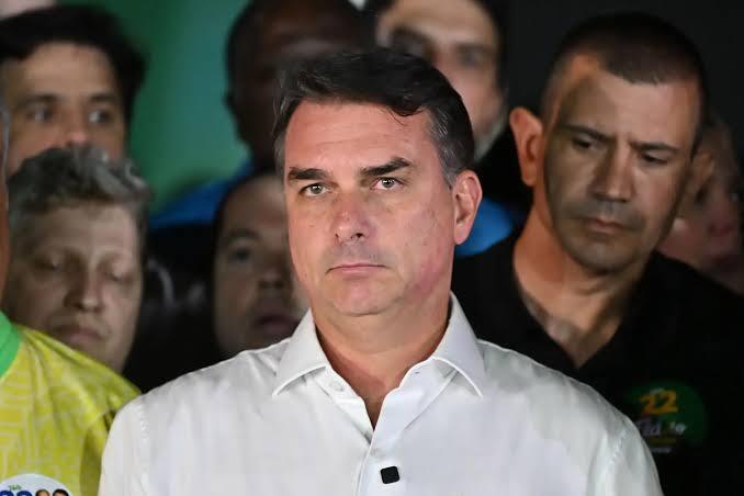 Flávio Bolsonaro vai para os EUA um dia após derrota nas eleições
