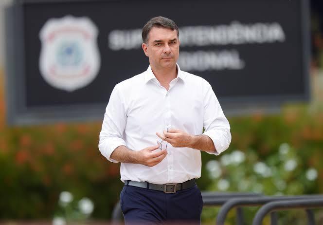 Flávio visita Jair Bolsonaro em prisão domiciliar após três meses sem encontros