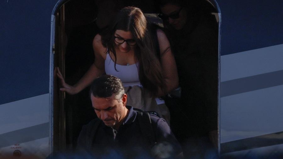 Flávio Bolsonaro e família chegam com família em Miami, nos EUA