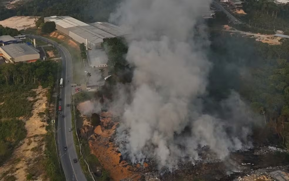 Incêndio em área de vegetação e resíduos dura mais de 18 horas e espalha fumaça por Manaus