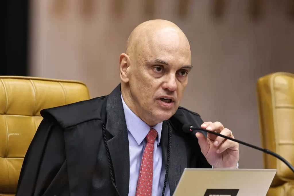 Alexandre de Moraes autoriza que Flávio retome visitas a Jair Bolsonaro