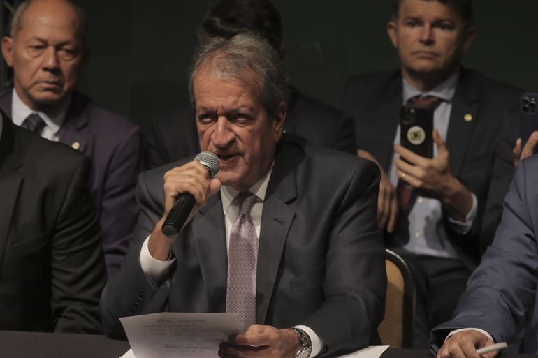 Partido de Flávio, PL reconhece vitória de Lula e diz que questionamentos precisam ser feitos