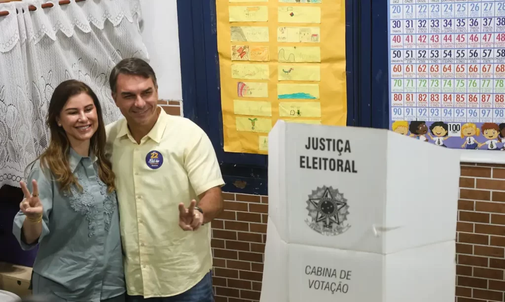 Flávio Bolsonaro vota no Rio de Janeiro e diz que país não pode “ficar insistindo no erro”