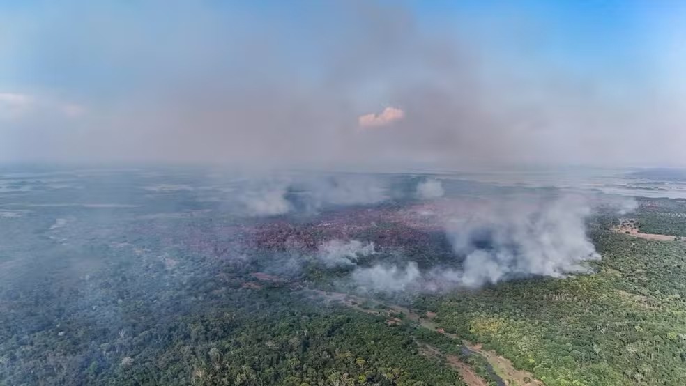 Incêndio no Amazonas dura 54 dias, atinge área de 5,6 mil campos de futebol e avança sobre terra indígena