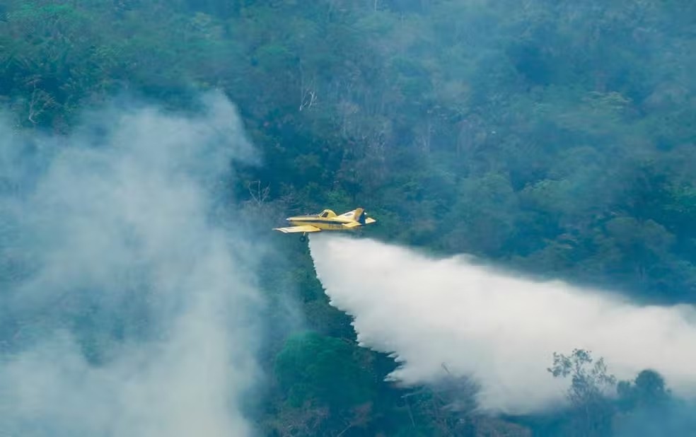 Aeronaves do governo federal despejam mais de 1 milhão de litros de água para combater incêndios no Amazonas