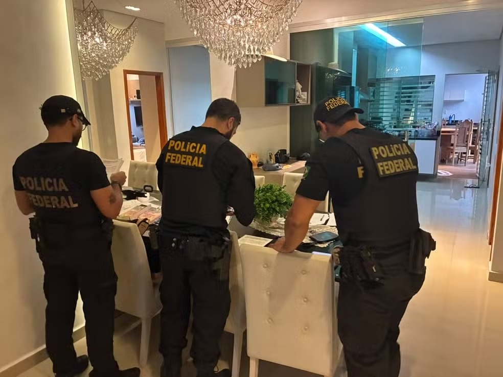 Operação da Polícia Federal contra queimadas criminosas no Amazonas apreende dinheiro e arma